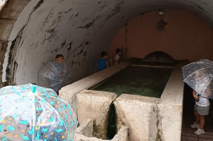 Sortie des périscolaires dans le village le 10 septembre 2025